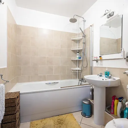 2 Bed Near Heuston Station Apartment *